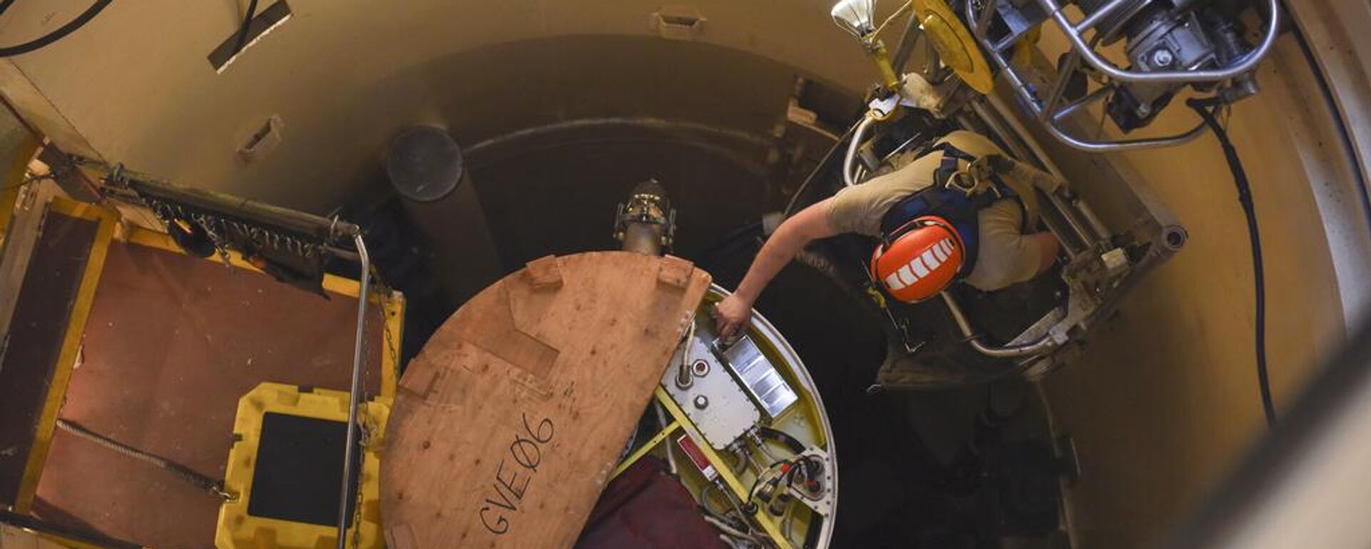 ICBM üzerinde çalışan bir teknisyen (Arşiv) - Sputnik Türkiye, 1920, 03.11.2025