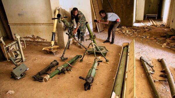 Sudanese army officers inspect a recently discovered weapons storage site belonging to the paramilitary Rapid Support Forces (RSF) in Khartoum - Sputnik Türkiye