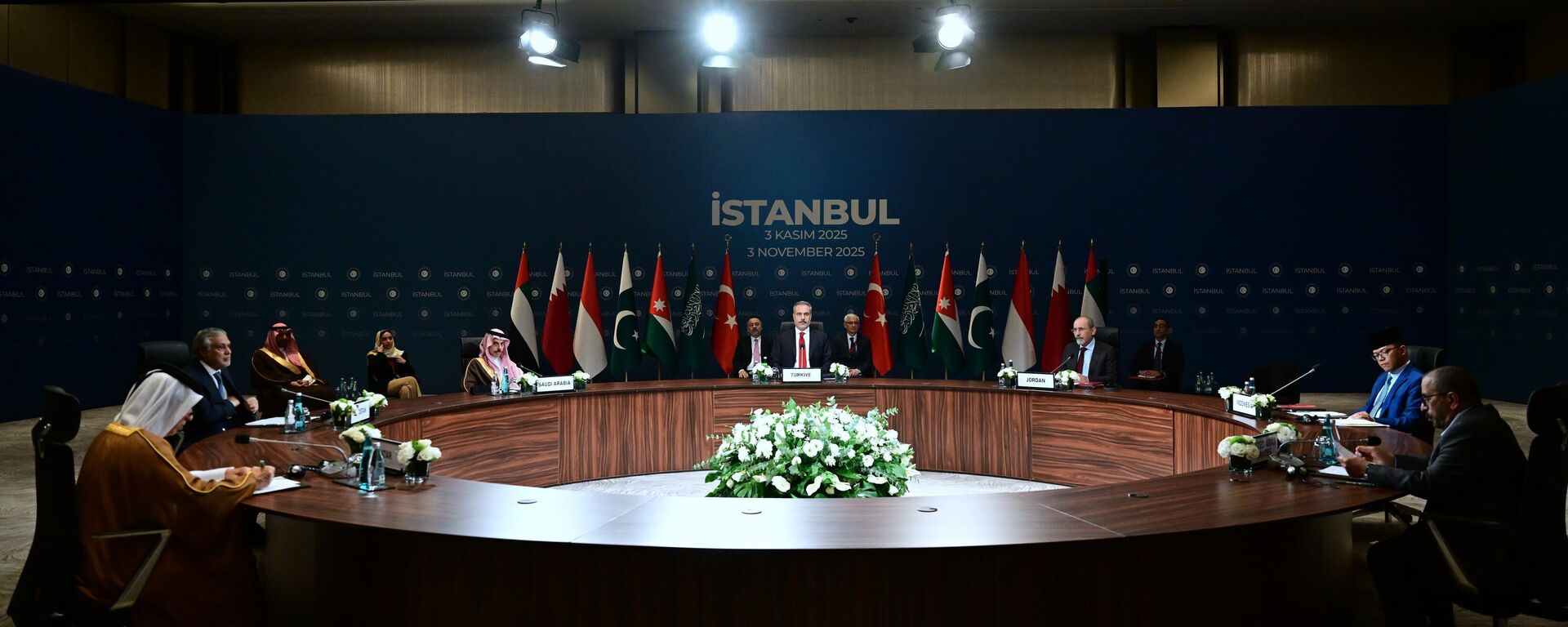 İstanbul'da düzenlenen Gazze toplantısı Türkiye'nin ev sahipliğinde başladı - Sputnik Türkiye, 1920, 03.11.2025