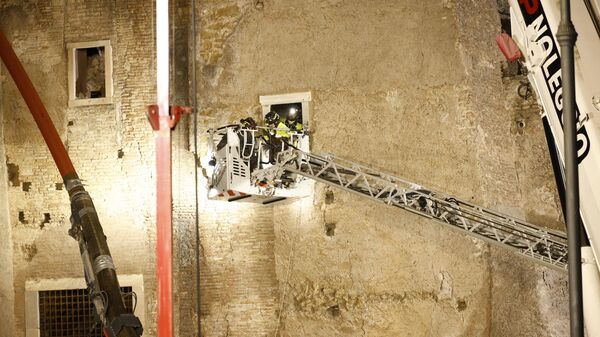 Roma’da çöken kulede enkaz altında kalan işçi 11 saat sonunda kurtarıldı - Sputnik Türkiye