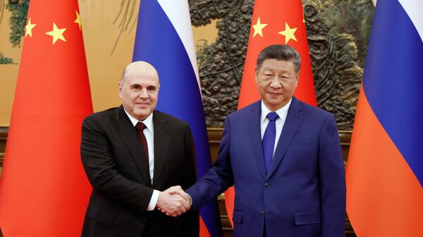 Rusya Başbakanı Mihail Miştustin, Pekin'de Başkan Şi Cinping ile görüştü - Sputnik Türkiye