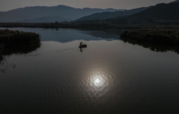Ekim 2022&#x27;de çekilen fotoğraflarda Belevi Gölü&#x27;nün mahalledeki balıkçı ailelere ekmek kapısı olmaya devam ettiği görülüyor.*Fotoğraf, Ekim 2022&#x27;de çekilmiştir. - Sputnik Türkiye