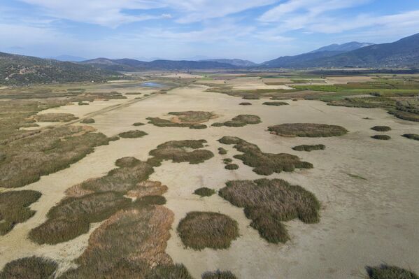 İzmir’in Selçuk ilçesindeki Belevi Gölü, yaşanan kuraklık nedeniyle alarm veriyor. - Sputnik Türkiye