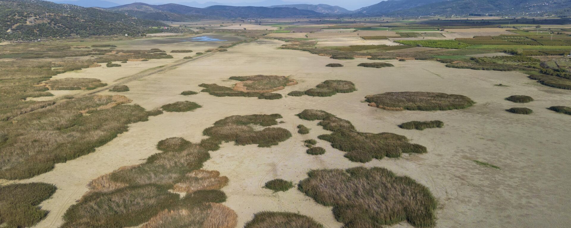 Belevi Gölü, yaşanan kuraklık nedeniyle alarm veriyor - Sputnik Türkiye, 1920, 04.11.2025