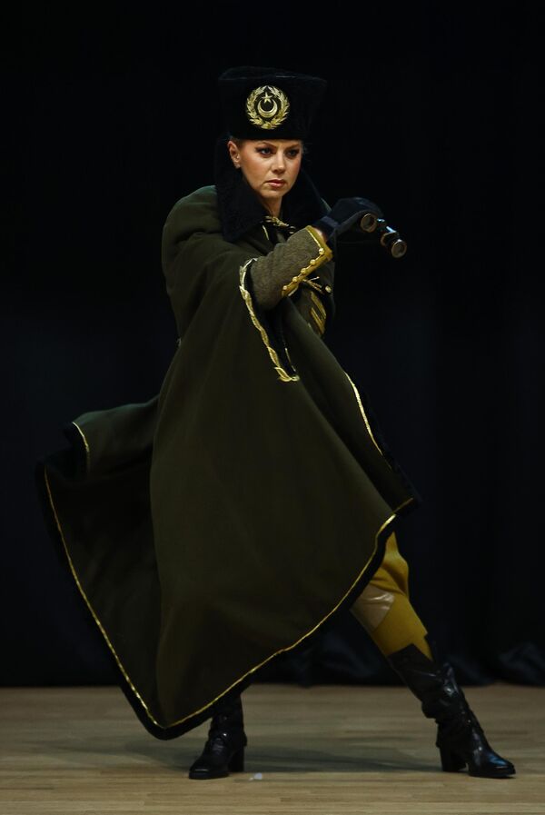 Defile, Gazi Anadolu Lisesi Konferans Salonu’nda gerçekleştirildi. - Sputnik Türkiye