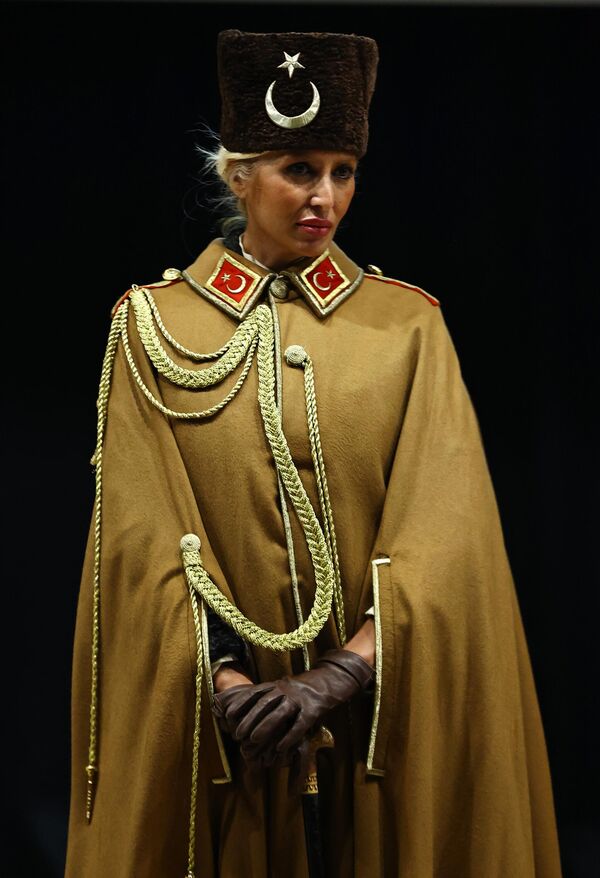 Defilede, Atatürk’ün öğrencilik yıllarından inkılap dönemine kadar uzanan kıyafetleri tanıtıldı. - Sputnik Türkiye