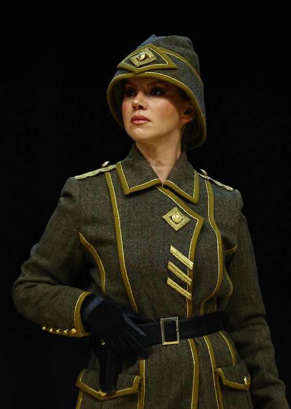 Ayrıca, kıyafetlerin kadınlar için uyarlanmış versiyonları da defilede yer aldı. - Sputnik Türkiye