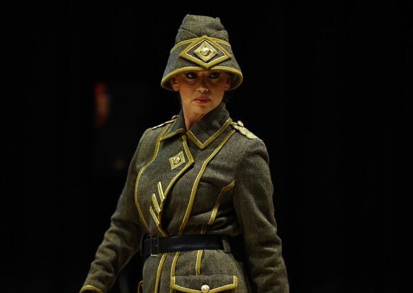 Sergilenen tasarımların, Atatürk’ün orijinal kıyafetlerinin birebir replikaları niteliğinde olduğu ifade edildi. - Sputnik Türkiye