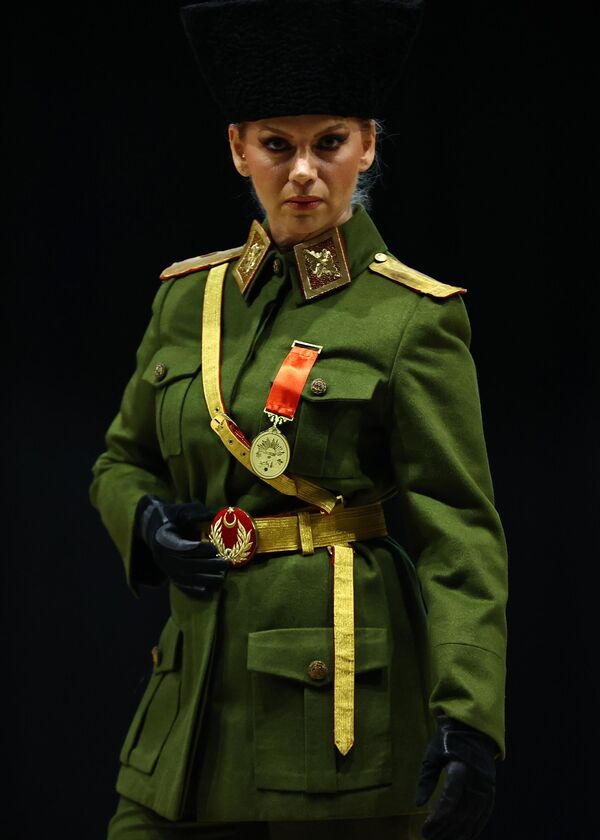 Sunumlar, dönemin atmosferini yansıtan anlatımlarla desteklendi. - Sputnik Türkiye