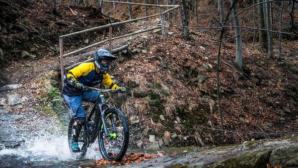 77 yaşındaki bisikletçi 40 metre yuvarlandı - Sputnik Türkiye