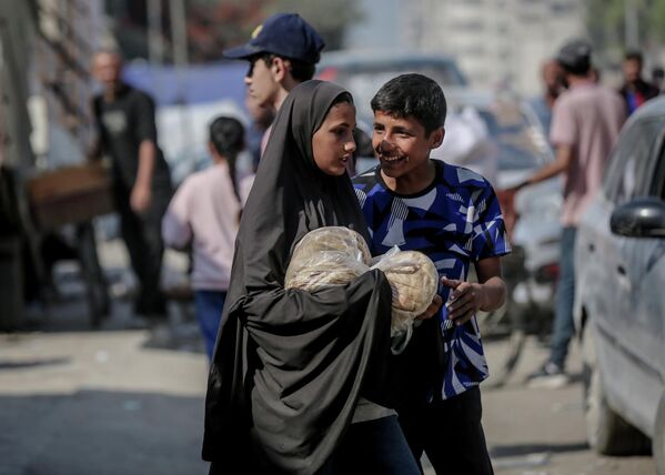 Gazze’de ateşkesin ardından hayat yavaş yavaş dönüyor. Ateşkesin sağlanmasının ardından Gazze Şeridi’nde uzun süredir kapalı olan bazı ekmek fırınları yeniden çalışmaya başladı. - Sputnik Türkiye