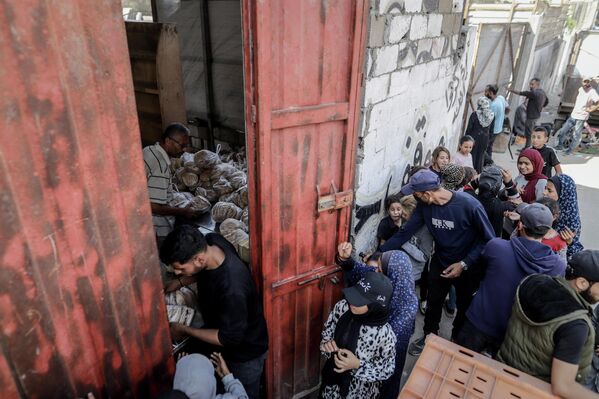 Günlerdir un ve yakıt sıkıntısı nedeniyle üretim yapamayan fırınların yeniden faaliyete geçmesi, bölgede umut yarattı. - Sputnik Türkiye