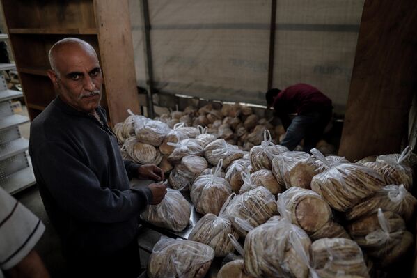 Ateşkesin getirdiği görece sakinlik, yardım kuruluşlarının bölgeye erişimini kolaylaştırırken, Gazze genelinde gıda ve su sıkıntısı kritik seviyede devam ediyor. - Sputnik Türkiye