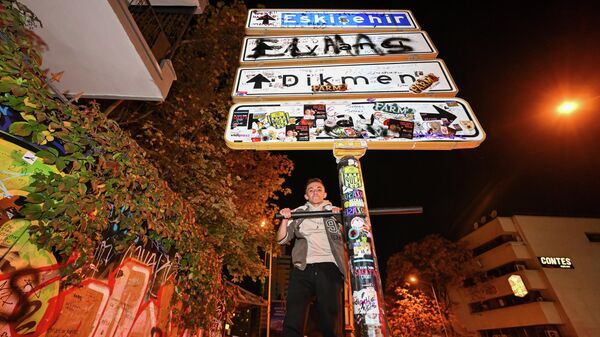 Ankara’nın Çankaya ilçesindeki Kennedy Caddesi’nde yer alan “Kızılay” yön tabelası - Sputnik Türkiye