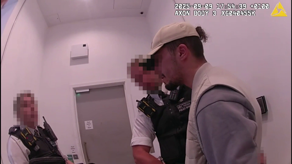 İngiltere'de 2 mahkum yanlışlıkla salındı, polis geniş çaplı arama başlattı - Sputnik Türkiye