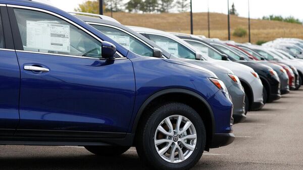  Rogue sports-utility vehicles sit at a Nissan dealership - Sputnik Türkiye