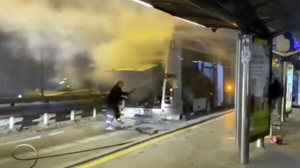 İstanbul Eyüpsultan'da, metrobüsün motor kısmında çıkan yangın söndürüldü - Sputnik Türkiye