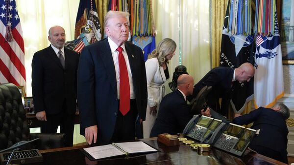 Bilincini kaybeden kişi yere doğru düşerken Dr. Mehmet Öz söz konusu kişiyi yere düşmeden yakalayarak hafifçe yere doğru yatırdı. - Sputnik Türkiye