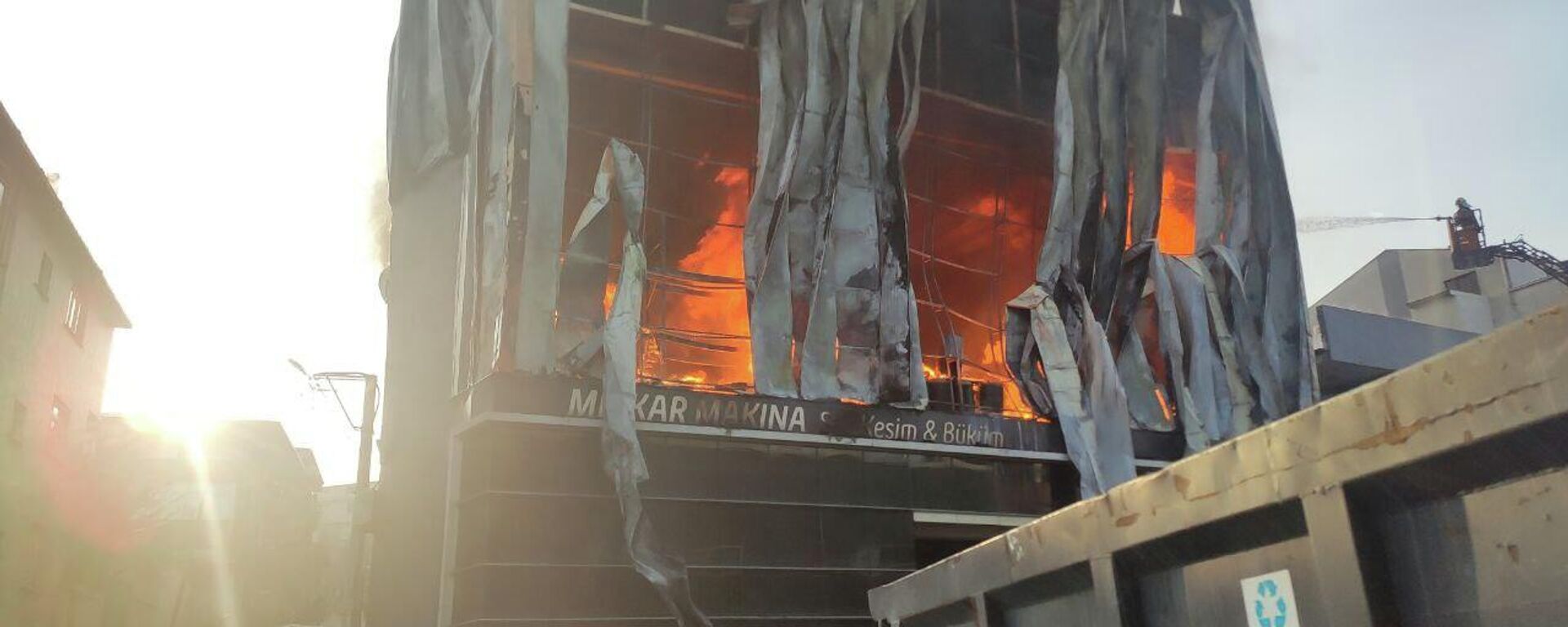 Kocaeli'de parfüm deposunda yangın faciası: 6 kişi hayatını kaybetti - Sputnik Türkiye, 1920, 11.11.2025