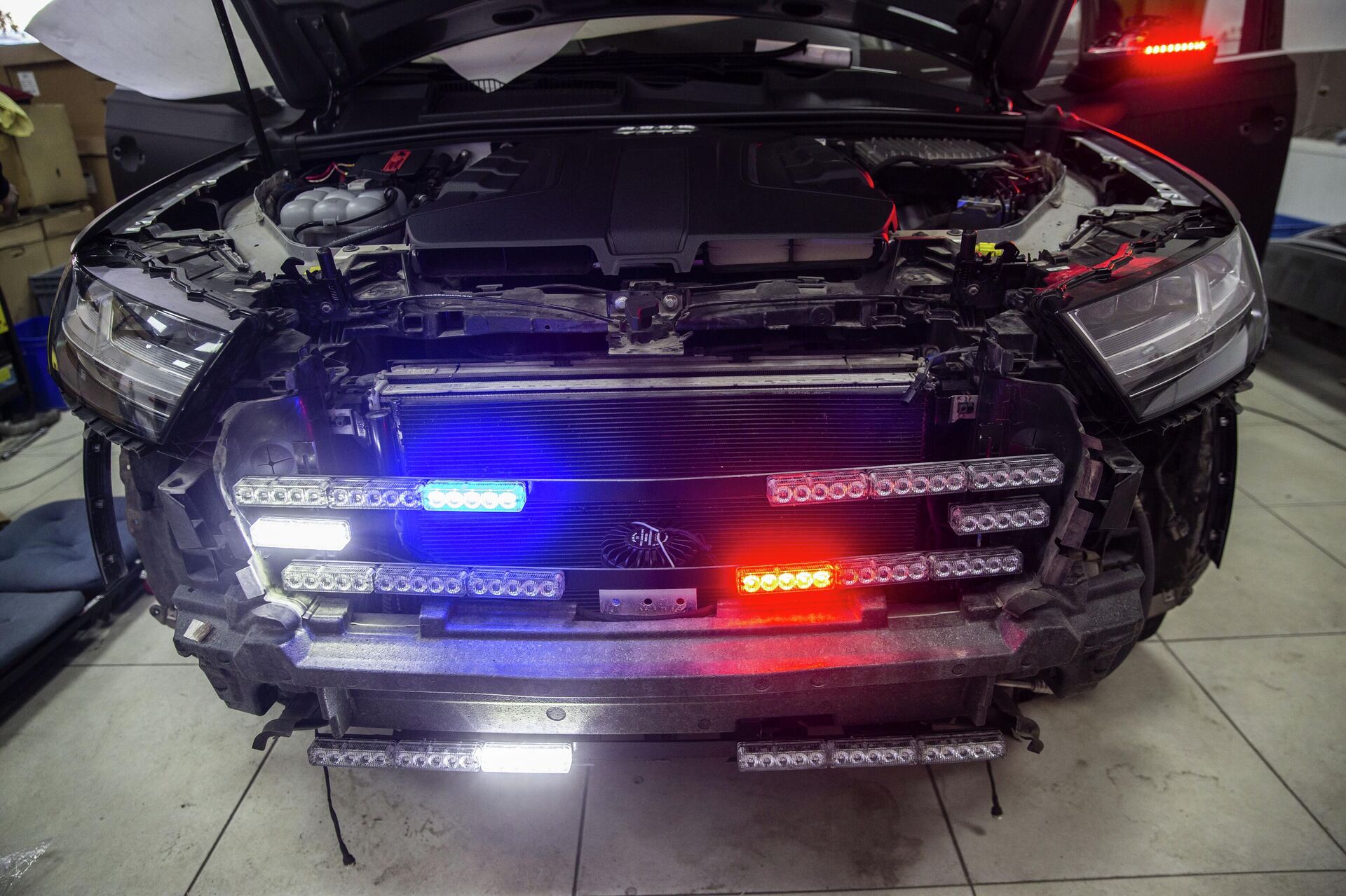 Çakarlı araç - Sputnik Türkiye, 1920, 09.11.2025