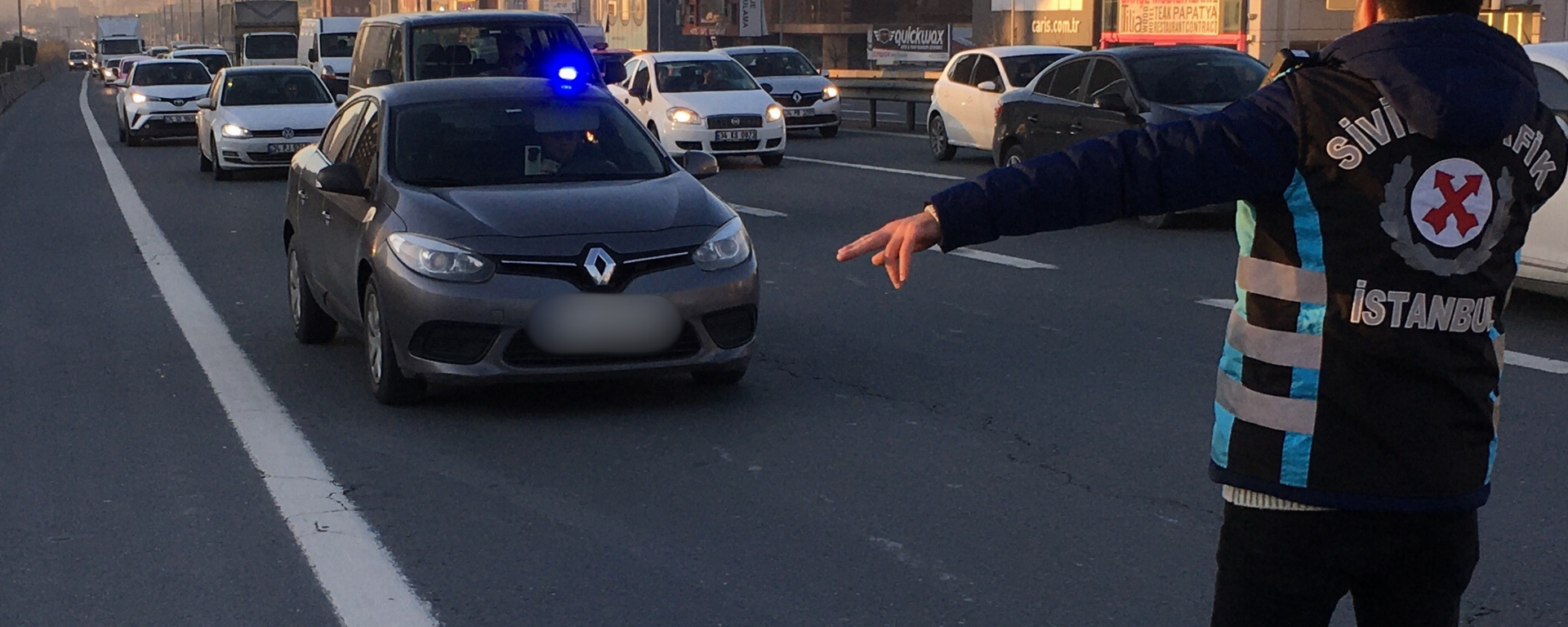 Çakarlı araç - Sputnik Türkiye, 1920, 09.11.2025