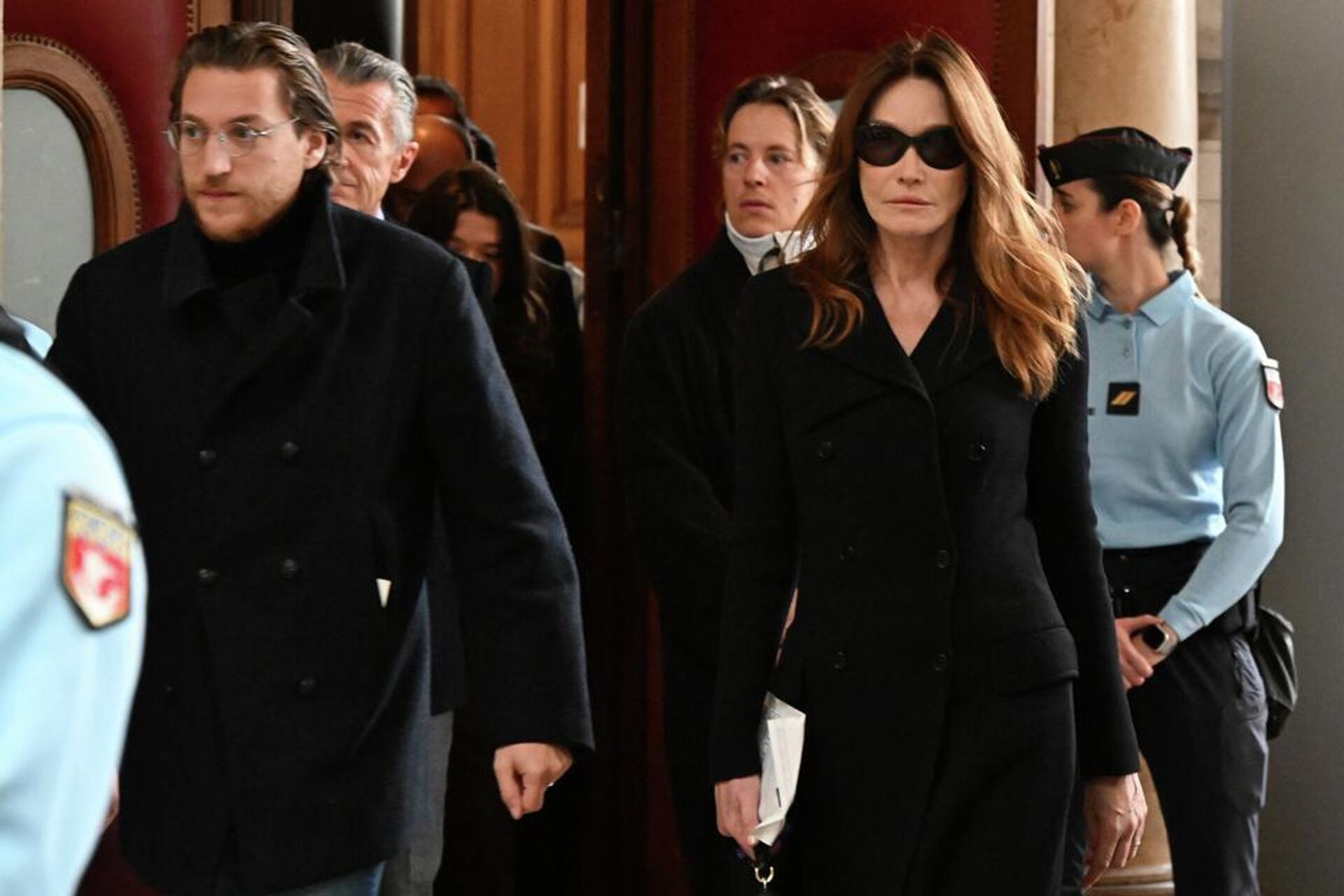 Carla Bruni ve Sarkozy'nin oğlu Jean Sarkozy mahkeme salonundan çıkarken görüntülendi.  - Sputnik Türkiye, 1920, 10.11.2025