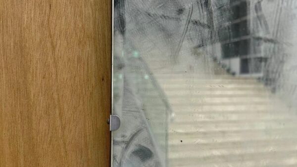 Temizlik görevlisi sanat eserini “kirli ayna” sanıp sildi - Sputnik Türkiye