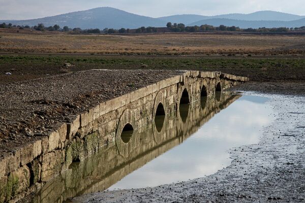 Konya’nın Çumra ilçesinde yer alan Apa Barajı’nda su seviyesinin düşmesiyle, Osmanlı döneminden kalma yaklaşık 600 yıllık taş köprü yeniden ortaya çıktı. - Sputnik Türkiye