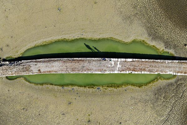 Su seviyesindeki azalma, köprünün büyük bölümünün tekrar görünür hale gelmesini sağladı. - Sputnik Türkiye