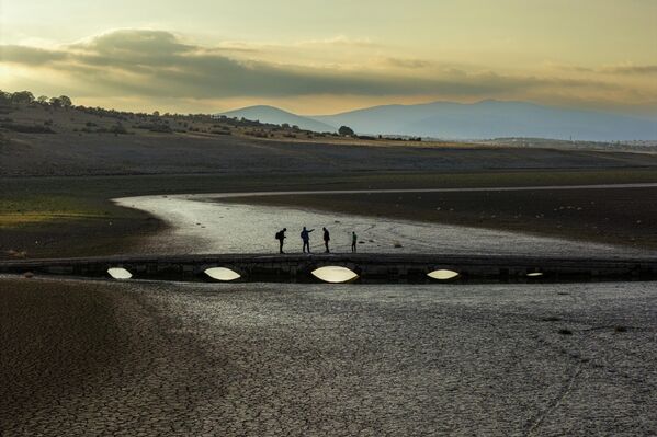 Yıllar boyunca baraj suları altında kalan köprü, 1962’de Konya Ovası’nı sulamak ve taşkınları önlemek amacıyla Apa Barajı’nın inşa edilmesinin ardından tamamen suya gömülmüştü. - Sputnik Türkiye