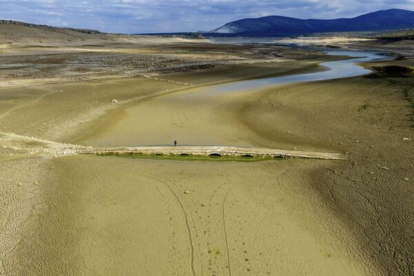 Tarihi köprünün yeniden gün yüzüne çıkması, bölge halkı ve fotoğrafçılar tarafından ilgiyle karşılandı. - Sputnik Türkiye