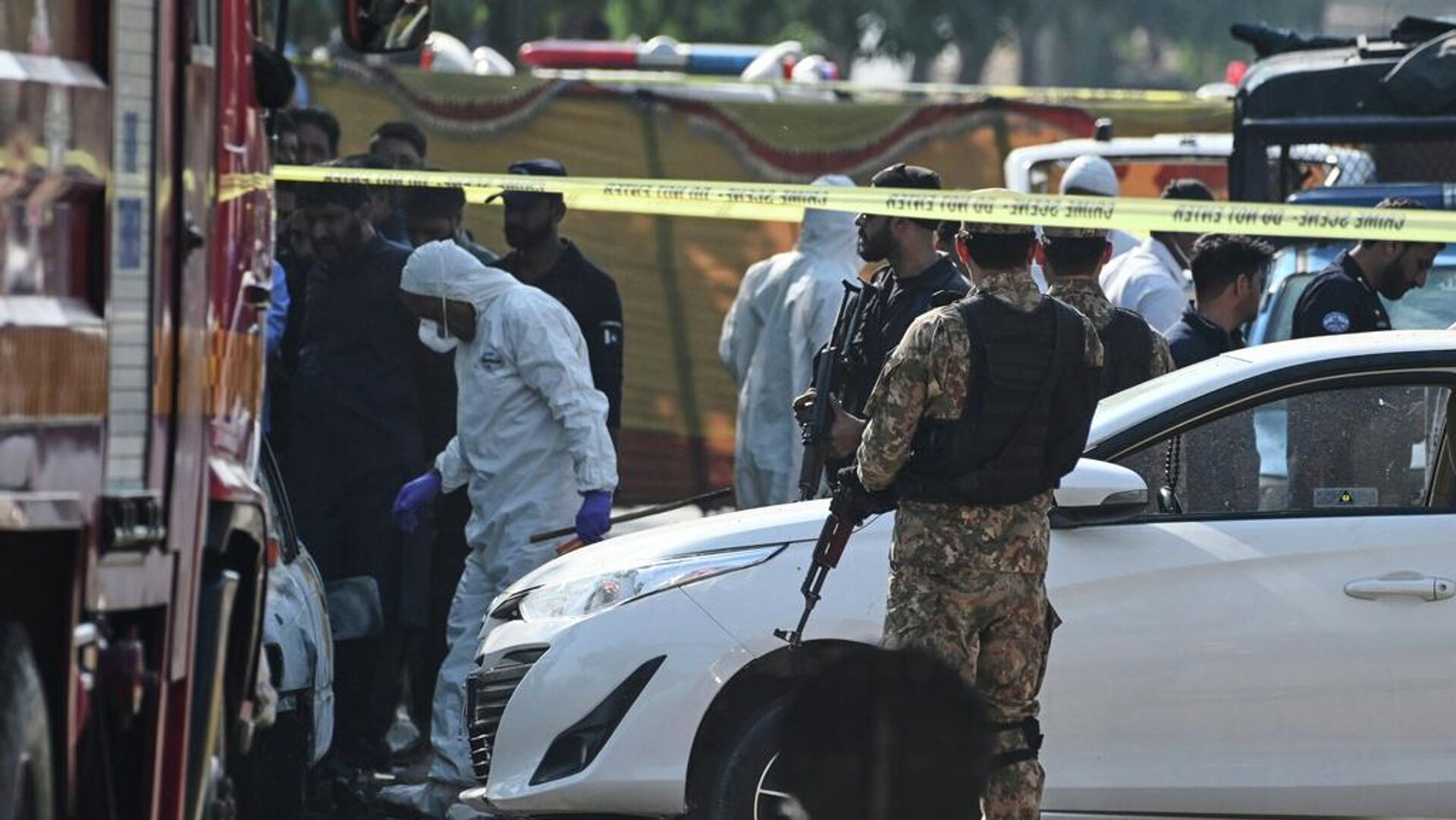 Pakistani investigators examine a damage car at the site of a suicide bombing outside the gates  - Sputnik Türkiye, 1920, 11.11.2025