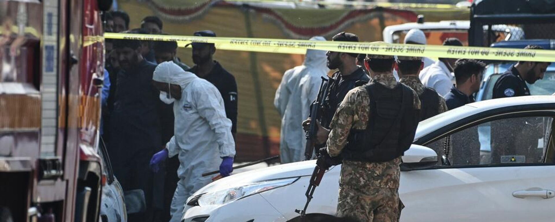 Pakistani investigators examine a damage car at the site of a suicide bombing outside the gates  - Sputnik Türkiye, 1920, 11.11.2025