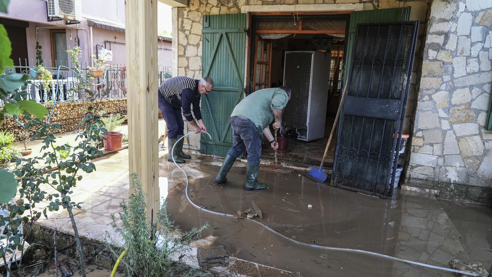 İzmir'in Foça ilçesinde etkili olan sağanak nedeniyle dere taştı, bazı ev ve iş yerlerini su bastı. - Sputnik Türkiye, 1920, 11.11.2025