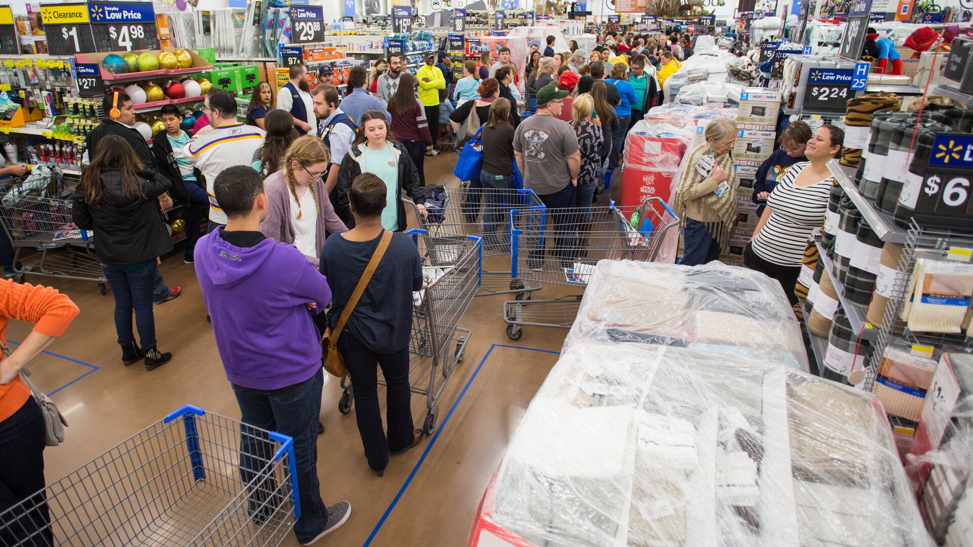 Customers save big at Walmart's Black Friday shopping event on Thursday, Nov. 26, 2015 in Rogers, Ark. - Sputnik Türkiye, 1920, 11.11.2025