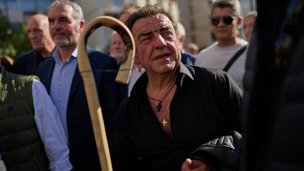 Yunan çiftçilerden Ati̇na’da sert protesto, Miçotakis’in uçağının yolu kapatıldı: 'Tarımımızı kurtarın' - Sputnik Türkiye