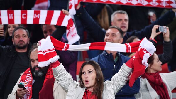 Spartak fans cheer up their team at the UEFA Champions League group stage match Spartak Russia vs. Liverpool England - Sputnik Türkiye