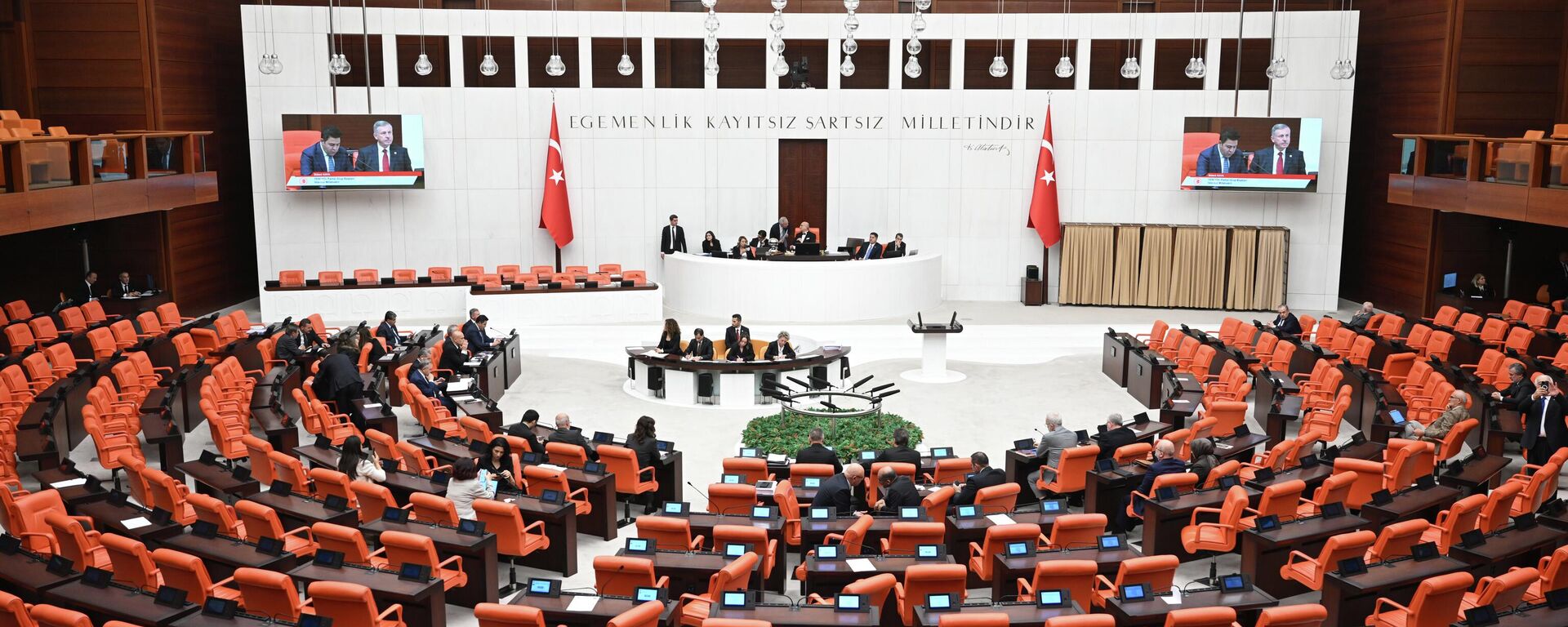 TBMM Genel Kurulunda, Radyo ve Televizyon Üst Kurulu (RTÜK) üyeliğine Orhan Özdemir ve Fatma Çeliker seçildi. - Sputnik Türkiye, 1920, 21.11.2025