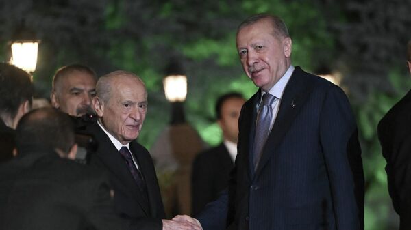 Cumhurbaşkanı Recep Tayyip Erdoğan, MHP Genel Başkanı Devlet Bahçeli'yi Ankara'daki konutunda ziyaret etti. - Sputnik Türkiye