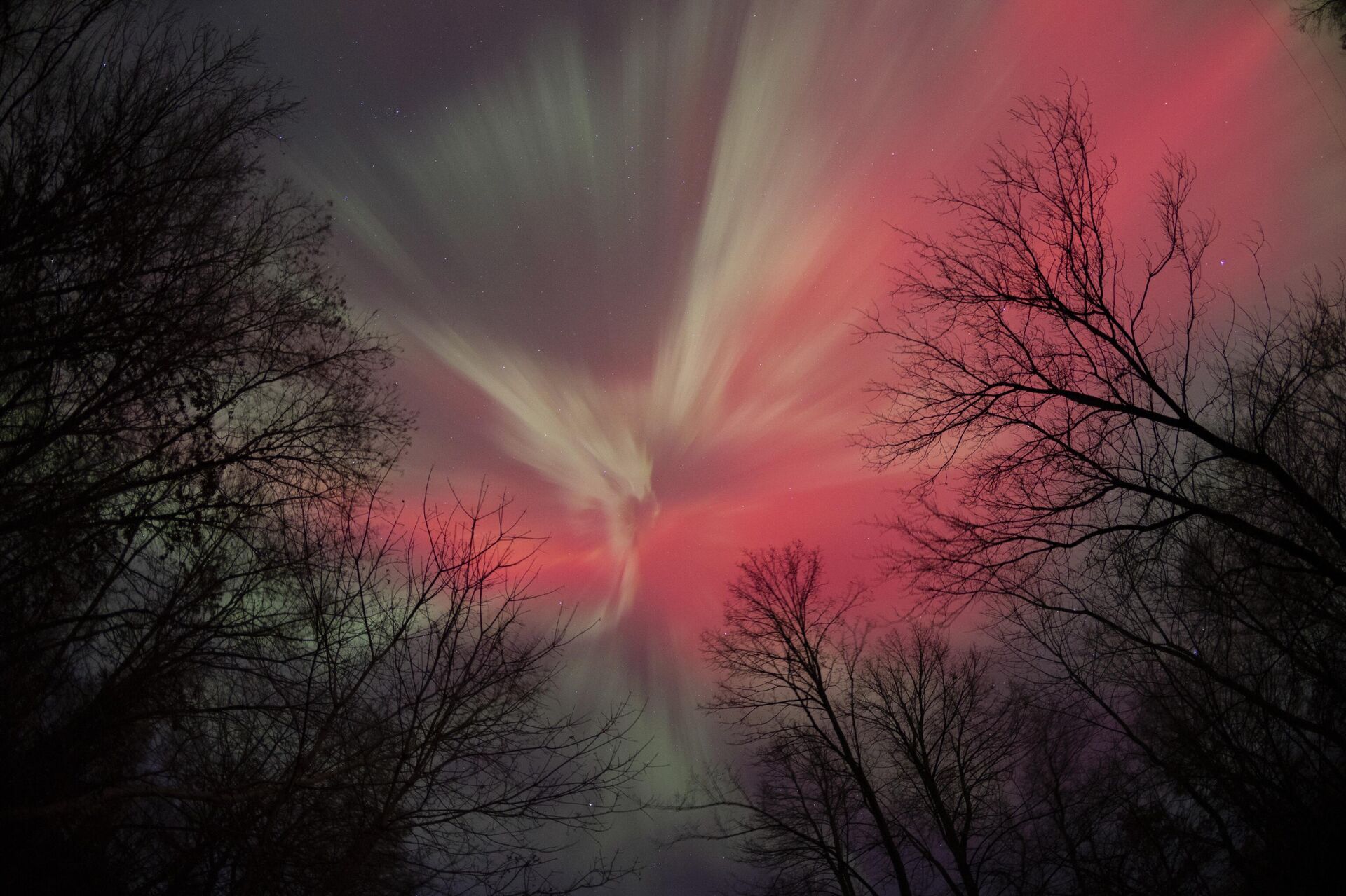 Güneş patlamaları sonrası kuzey ışıkları gökyüzünü renklendirdi - Sputnik Türkiye, 1920, 07.12.2025