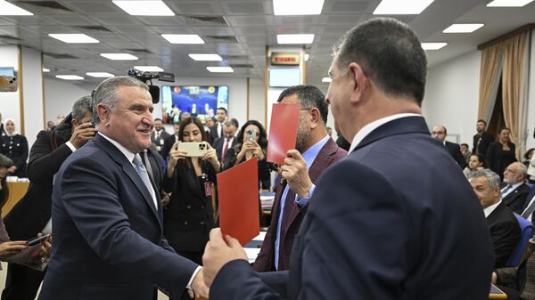 CHP'liler 'kırmızı kart' gösterdi, Bakan Bak 'Var'dan döner' dedi - Sputnik Türkiye