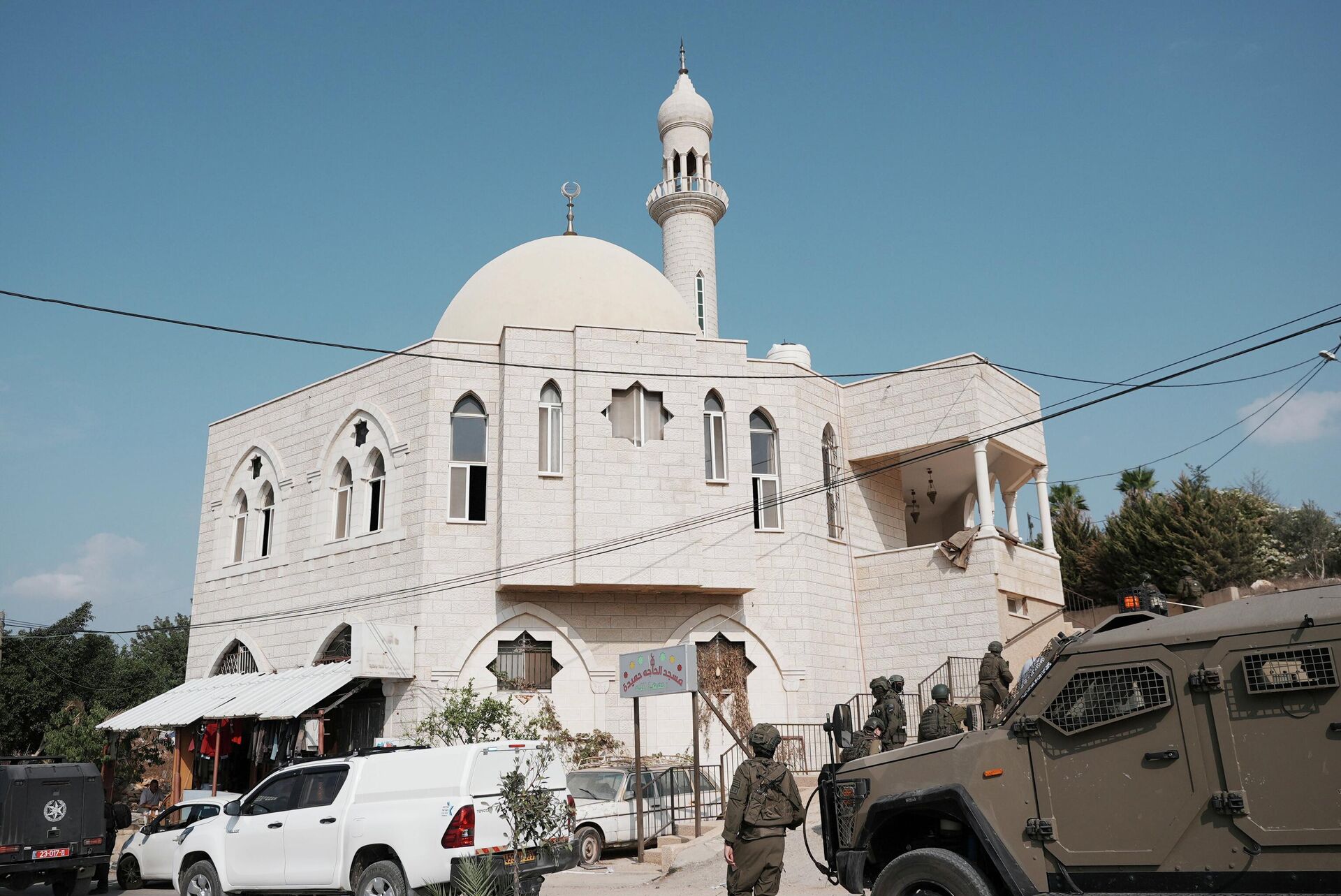  İsrail güçleri, Filistin topraklarını gasbeden İsrailliler tarafından kundaklanan el-Hacce Hamide Camisi çevresini ablukaya aldı - Sputnik Türkiye, 1920, 13.11.2025