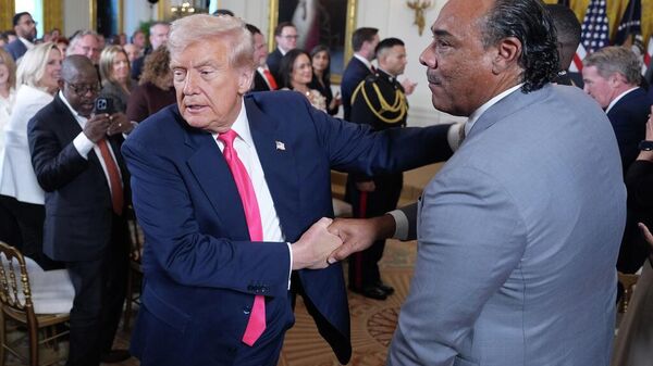 Trump yine elindeki morluğu kapatmak için kapatıcı kullandı - Sputnik Türkiye