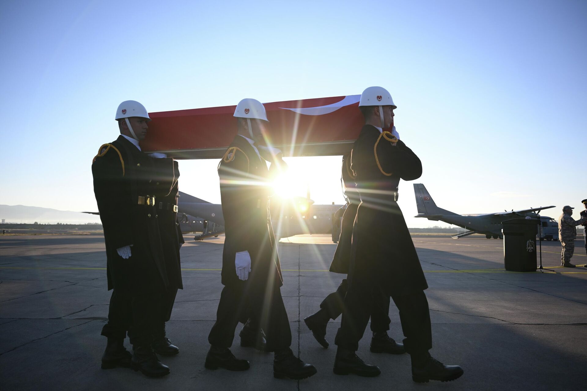 Düşen C130 tipi askeri kargo uçağında şehit olan askerler için, Mürted Hava Meydan Komutanlığı'nda tören düzenlendi - Sputnik Türkiye, 1920, 14.11.2025