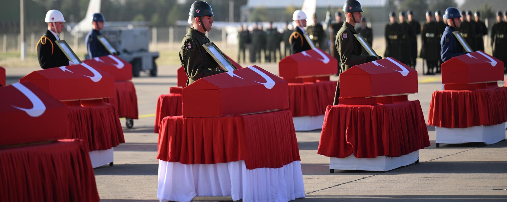 Düşen C130 tipi askeri kargo uçağında şehit olan askerler için, Mürted Hava Meydan Komutanlığı'nda tören düzenlendi - Sputnik Türkiye, 1920, 14.11.2025