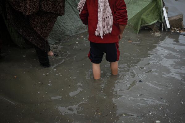 Birleşmiş Milletler (BM) verilerine göre Gazze’de 282 binden fazla ev yıkıldı veya hasar gördü. Bu nedenle yaklaşık 2.3 milyon Filistinli, derme çatma çadırlarda yaşam mücadelesi veriyor. - Sputnik Türkiye