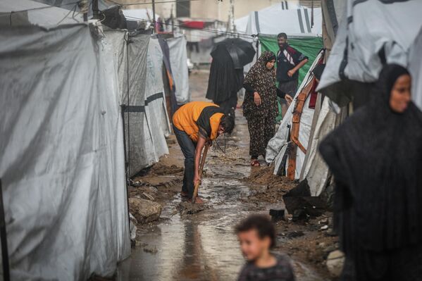 Gazze Şeridi&#x27;nde bu sabah yağan yağmur sonrası İsrail&#x27;in 2 yıl süren saldırıları nedeniyle evleri yıkılan Filistinlilerin kaldığı Yermük Kampı&#x27;ndaki çadırları su bastı.  - Sputnik Türkiye