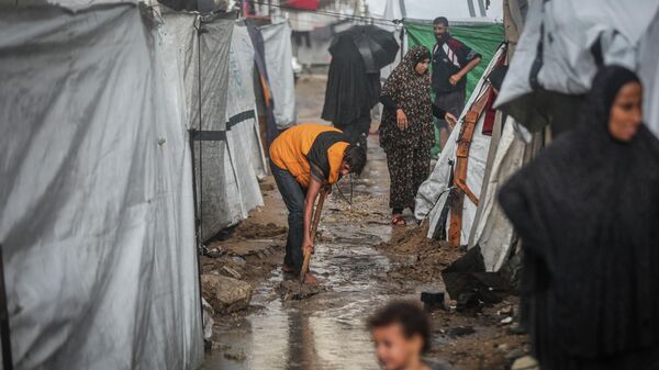 Gazze'de yoğun yağış nedeniyle İsrail saldırılarında evleri yıkılanların kaldığı çadırları su bastı - Sputnik Türkiye
