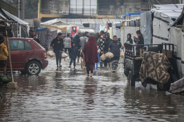 Giyecek kıyafet bulmakta zorlanan Filistinli çocukların birçoğunun yalınayak oluşu kameraya yansıdı. - Sputnik Türkiye
