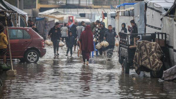 Gazze'de yoğun yağış nedeniyle İsrail saldırılarında evleri yıkılanların kaldığı çadırları su bastı - Sputnik Türkiye